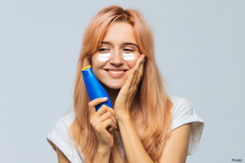 skin care institute may 2020 tulsa ok blog 2 skin care institute - woman putting on sunscreen